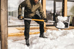 Uso dello spingineve Fiskars X-series per rimozione neve su area esterna