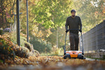 Utilizzo spazzatrice Stihl KG 770 per pulizia esterna su foglie